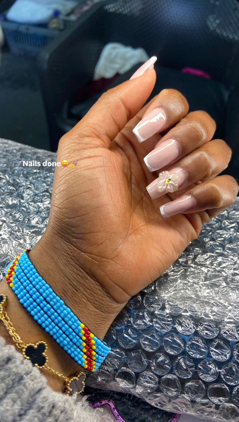 French tip nails with daisy